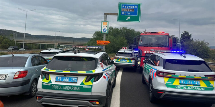 Düzce’de VIP minibüs bariyere çarptı; 7 yaralı