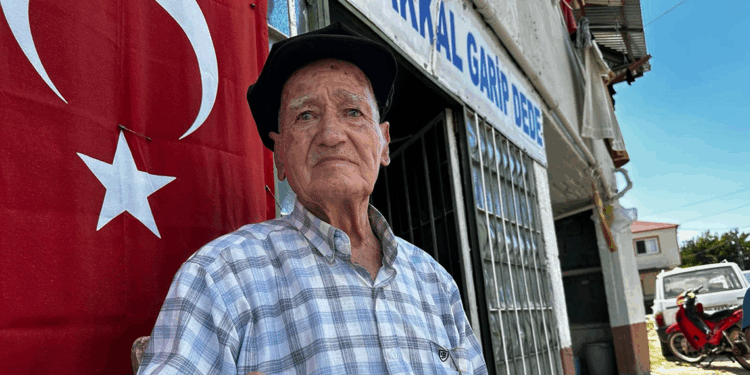 90 yaşındaki 'Garip Dede', yarım asırdır bakkal işletiyor