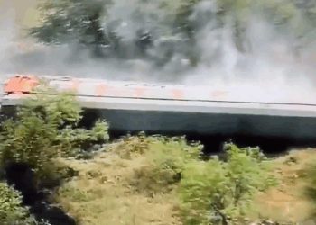 ABD'de 35 vagonlu bir tren raydan çıkıp devrildi