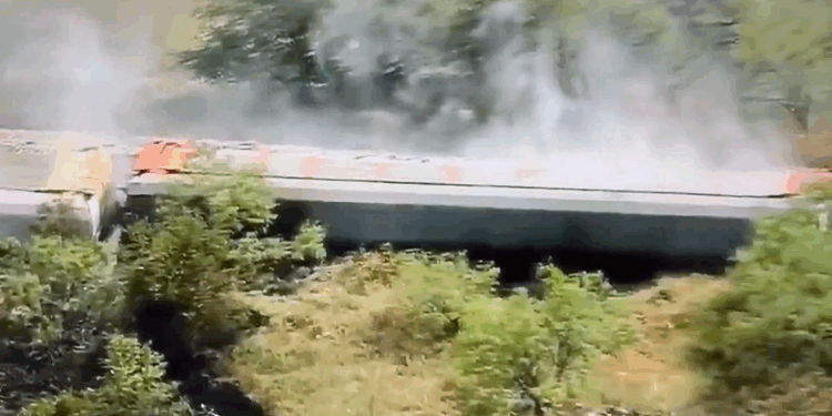 ABD'de 35 vagonlu bir tren raydan çıkıp devrildi