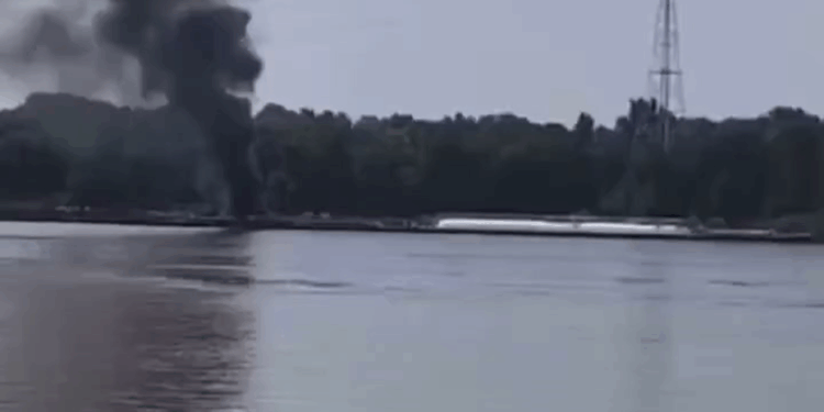 ABD'de helikopter nehirdeki mavnanın üzerine düştü: 2 ölü