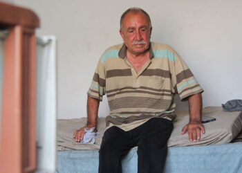 Eşini ve evini aynı gün kaybeden Mustafa amca, depodan bozma evde yaşıyor