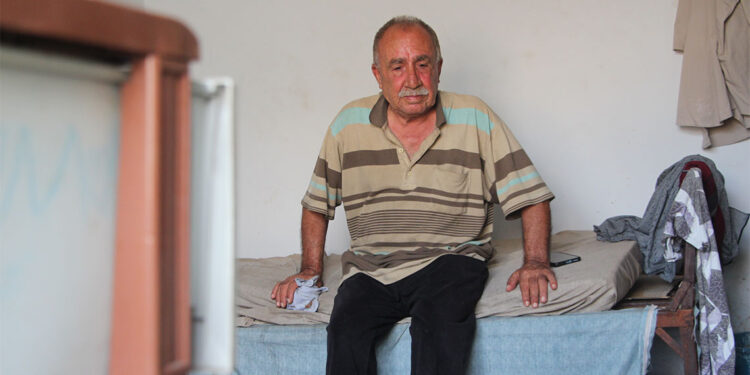 Eşini ve evini aynı gün kaybeden Mustafa amca, depodan bozma evde yaşıyor