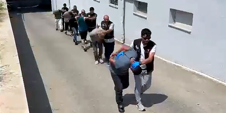 Evinden uyuşturucu haplar çıktı; 'Baş ağrımdan dolayı içiyorum' dedi