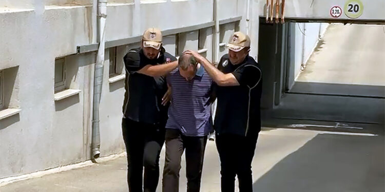 Adana'da firari 3 FETÖ hükümlüsü yakalandı