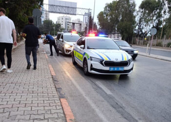 Adana'da refüje ve aydınlatma direğine çarpan motosikletin sürücüsü öldü