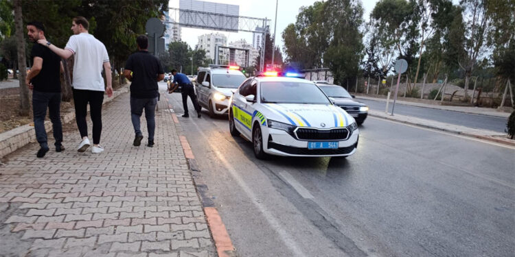 Adana'da refüje ve aydınlatma direğine çarpan motosikletin sürücüsü öldü