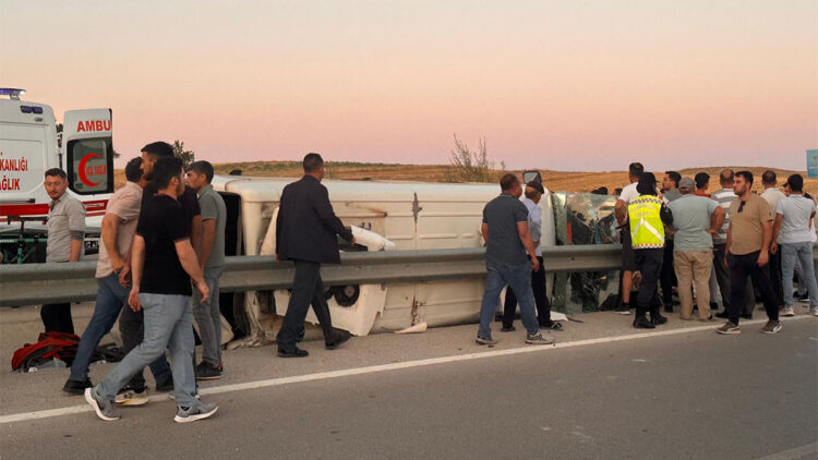 Afyonkarahisar'da otomobil ile minibüs çarpıştı