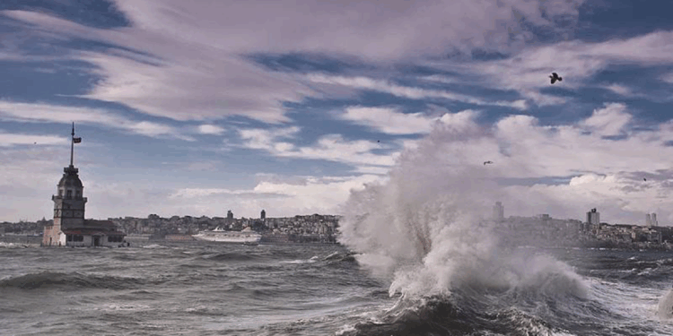 AKOM'dan İstanbul'a kuvvetli fırtına uyarısı