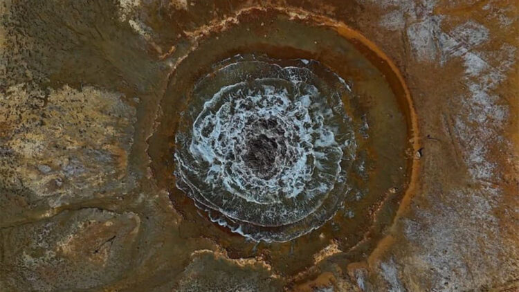 Tuz Gölü havzasındaki tarlada 1 yıldır su fışkırıp, kayboluyor