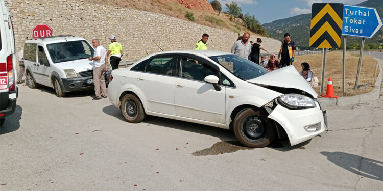 Alkollü sürücünün kullandığı hafif ticari araç ile otomobil çarpıştı; 5 yaralı