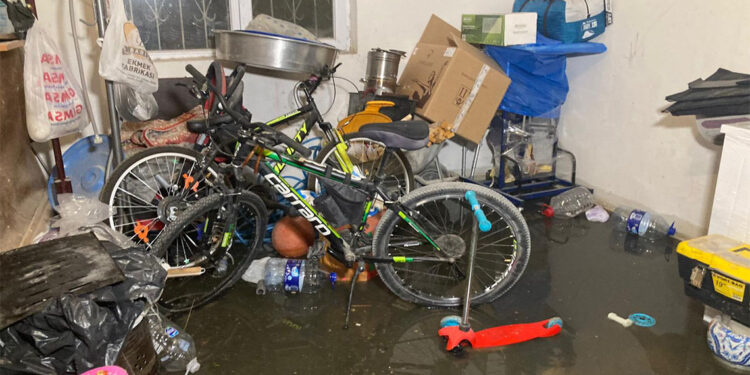 Ankara'da sağanak yağış sele döndü