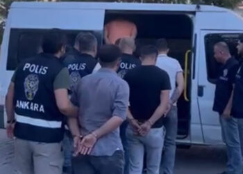 Ankara'da sokak ortasında bir kişiyi sopayla darbeden 7 şüpheli yakalandı
