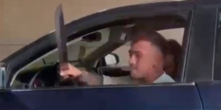 Ankara'da trafik tartışmasında camdan kılıç savurdu