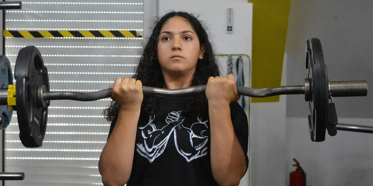 Zehra Olgar bilek güreşinde Türkiye birincisi oldu