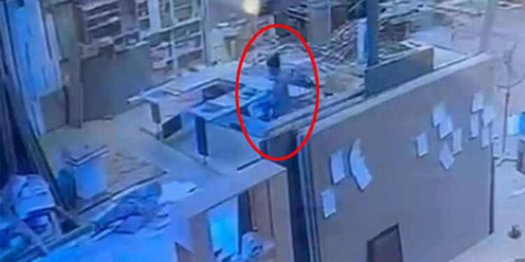 Antalya'da mobilya atölyesi kundaklandı