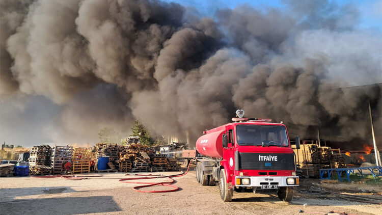 Antalya'da soğuk hava deposunda yangın