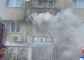Aparmanda çıkan yangında mahsur kalan 2 kişi kurtarıldı