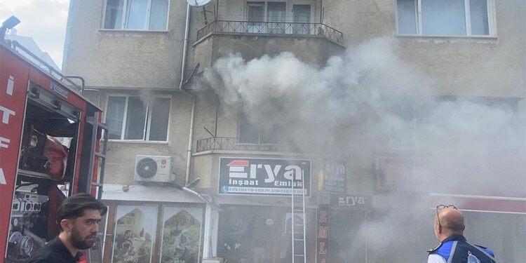 Aparmanda çıkan yangında mahsur kalan 2 kişi kurtarıldı