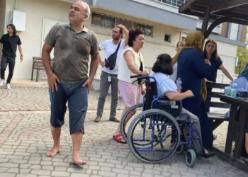 Apartman dairesinde çıkan yangında baba ve iki kızı yaralandı