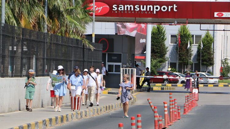 Astoria Grande adlı kruvaziyer Samsun Limanı’na demir attı