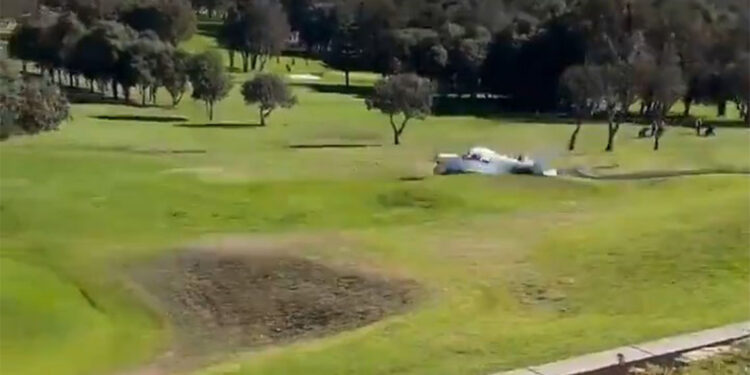 Avustralya'da hafif uçak golf sahasına acil iniş yaptı