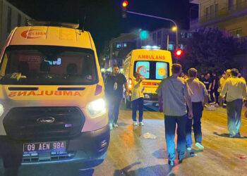 Aydın'da otomobil ile yolcu minibüsü çarpıştı: 11 yaralı