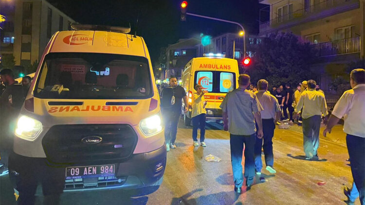 Aydın'da otomobil ile yolcu minibüsü çarpıştı: 11 yaralı