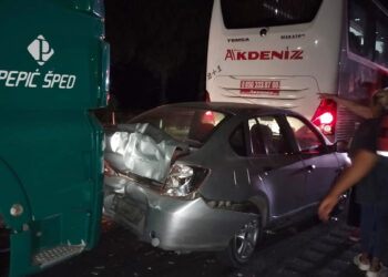 Ayvalık'ta kırmızı ışıkta zincirleme kaza: 1 ölü, 3 yaralı