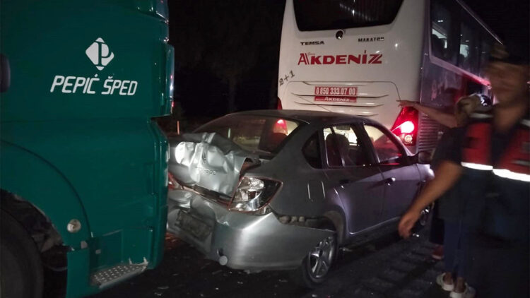 Ayvalık'ta kırmızı ışıkta zincirleme kaza: 1 ölü, 3 yaralı