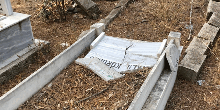 Adana'da 20 mezar taşı kırıldı