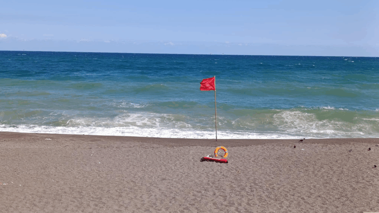 Akçakoca'da olumsuz hava şartları nedeniyle denize girmek yasaklandı