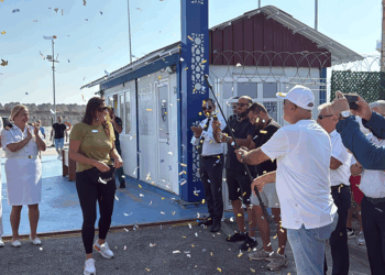 Amasra'ya kruvaziyer ile gelen 100 bininci turist, konfetiyle karşılandı