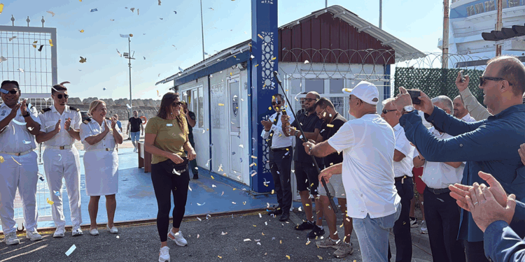 Amasra'ya kruvaziyer ile gelen 100 bininci turist, konfetiyle karşılandı