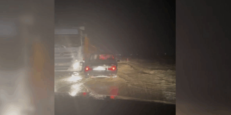 Ankara Polatlı'da sağanak; araçlar sele kapıldı