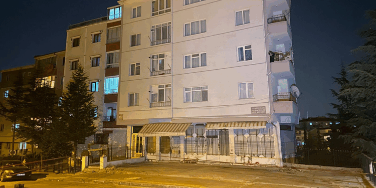 Ankara'da çatlaklar oluşup, çatırdayan 8 katlı apartman tahliye edildi