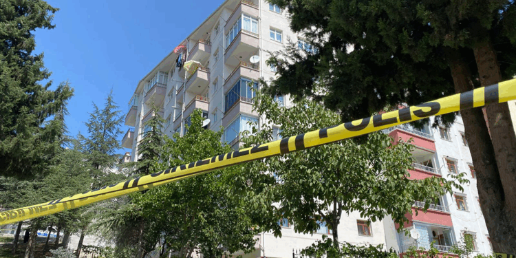 Ankara'da tahliye edilen apartmanın kolonlarında hasar tespit edildi