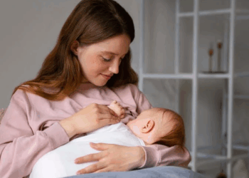 Anne sütü, anne ile bebek arasında bir şefkat köprüsü oluşturuyor