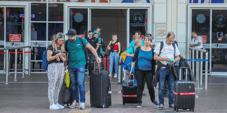 Antalya Havalimanı'nda uçak ve yolcu trafiği rekoru