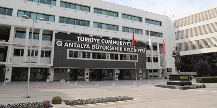 Antalya'da belediyeye yönelik rüşvet operasyonunda 15 şüpheli adliyede