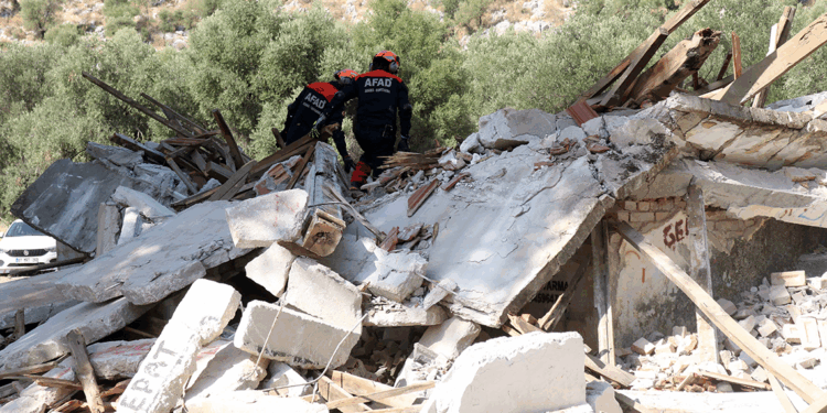 Antalya'da deprem tatbikatı gerçeğini aratmadı