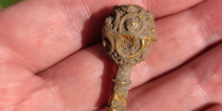 Arkeoloji öğrencisi, ilk kazısında tarihi keşif yaptı