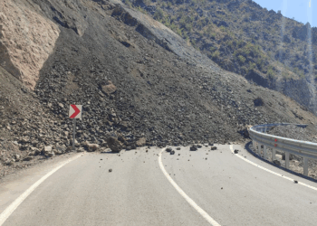 Artvin'deki heyelan anı kamerada