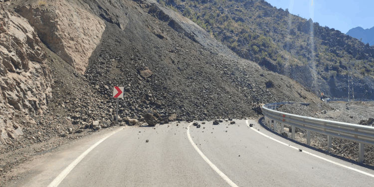 Artvin'deki heyelan anı kamerada