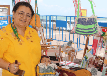 Atık kumaşlardan çanta ve kilim üretiyor