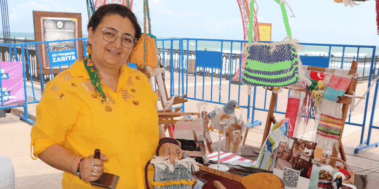 Atık kumaşlardan çanta ve kilim üretiyor