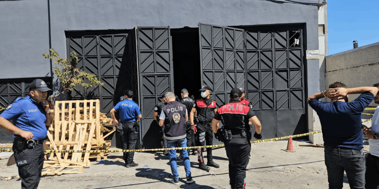 Atık yağ tankına düşen anne ve oğlu öldü