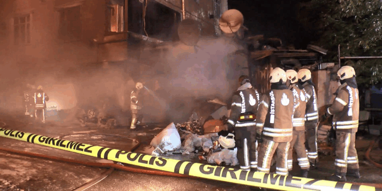 Avcılar'da çorap atölyesi alev alev yandı