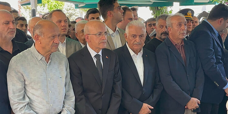 Mehmet Şimşek'in vefat eden ağabeyi toprağa verildi