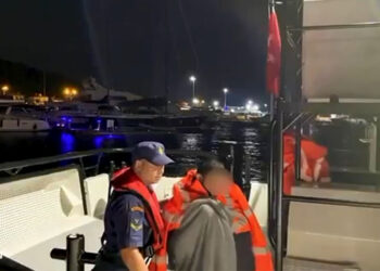 Karaburun'da batan teknede 3 kişi kurtarıldı
